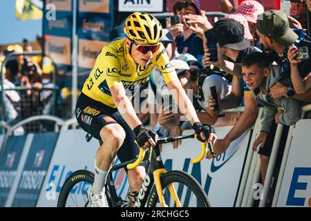 Frankreich. 14. Juli 2023. Foto von Alex Whitehead/SWpix.com - 14/07/2023 - Radfahren - 2023 Tour de France - Bühne 13: Châtillon-sur-Chalaronne nach Grand Colombier (137,8km) - Jonas Vingegaard von Jumbo-Visma Credit: SWpix/Alamy Live News Stockfoto