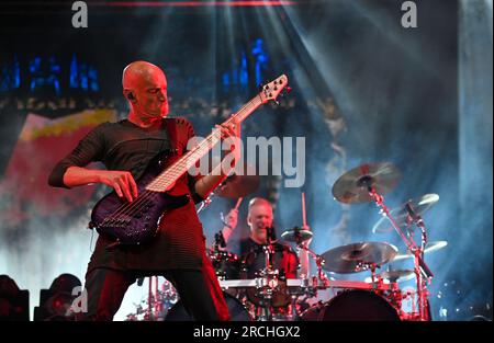 Vizovice, Tschechische Republik. 14. Juli 2023. Jeroen van Veen mit der Musikgruppe „Temptation of Netherlands“ tritt am zweiten Tag des internationalen Metallfestivals „Masters of Rock“ in Vizovice, Tschechische Republik, am 14. Juli 2023 auf. Stockfoto