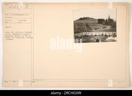 Pvt. E.A.Bruderschaft aus der 16. Infanterie, 1. Division, wird auf dem Weg zur Frontlinie in den Außenbezirken von Nouart, Ardennen, Frankreich, an einem deutschen Friedhof vorbeigesehen. Das Foto wurde am 9. November 1918 aufgenommen. Dieses Bild zeigt die Präsenz militärischer Aktivitäten während des Ersten Weltkriegs Stockfoto