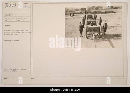 Gruppe von Militärtrainees an der Sumber Central Officers' Training School in Camp Taylor, Louisville, KY. Die Auszubildenden werden dabei beobachtet, wie sie Kanonierposten besetzen und sich für ihre künftigen Rollen ausbilden. Dieses Foto wurde am 26. November 1918 aufgenommen und am 21. Dezember 1918 beim Signalkorps empfangen. Stockfoto