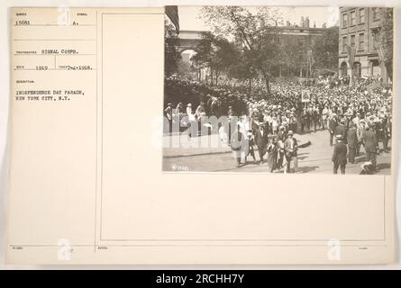 Unabhängigkeitstag-Parade in New York City, NY. Foto: Ab 4. Juli 1918. Aufgenommen von einem Fotografen des Signal Corps. Das Bild ist mit 15681 nummeriert und trägt das A-Symbol. Die Bildunterschrift wurde 1919 empfangen. Stockfoto