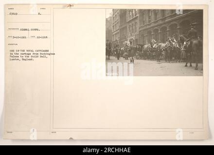 Eine königliche Kutsche vom Buckingham Palace fährt auf diesem Foto von 1918 zur Guild Hall in London, England. Das Foto wurde von einem Fotografen des Signalkorps aufgenommen. Stockfoto