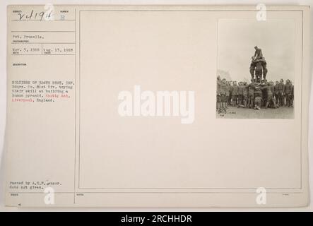 Soldaten der 324. Infanterie-Regiment, Hauptquartier, Kompanie 81. Division, versuchen, eine Menschenpyramide in Knotty Ash, Liverpool, England, zu bauen. Foto von Pvt. Prunelle am 3. November 1918. Dieses Foto ist Teil der Sammlung „Fotografien der amerikanischen Militäraktivitäten während des Ersten Weltkriegs“. Von A.E.P.-Zensor übergeben, Datum nicht angegeben. Zusammen mit den Anmerkungen: 024194. Stockfoto