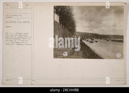 Untertitel: "Oberst C. R. Howland der 165. Infanterie, zusammen mit Captain R. J. Allen und J. H. Seidelman, inspiziert eine Brücke, die von alliierten Gefangenen in Remagen gebaut wurde. Dieses Foto wurde während des Ersten Weltkriegs von S.C. aufgenommen Hainlin, und ist Teil der amerikanischen Militär-Sammlung." Stockfoto