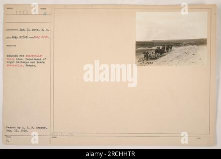 Soldaten des amerikanischen Militärs, die im Ersten Weltkrieg eine Eisenbahnlinie in Abainville, Frankreich, bauen. Fotografiert von Sergeant L. Rode am 2. Juli 1918. Das Bild wurde am 13. August 1918 vom A.E.F.-Zensor übergeben. Dieses Projekt war Teil der Bemühungen des Ministeriums für leichte Eisenbahnen und Straßen. Stockfoto