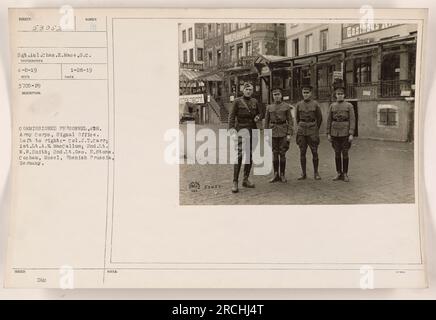 Kommissioniertes Personal vom 4. Armeekorps-Signalbüro in Cochem, Deutschland. Von links nach rechts sind sie Colonel J.T. Carr, 1. Leutnant A.W. MacCallum, 2. Leutnant W.W. Smith und 2. Lieutenant Geo E. Stone. Das Foto wurde am 8. April 1919 aufgenommen. Die zugewiesene Nummer ist H DMC 1-28-19. Stockfoto