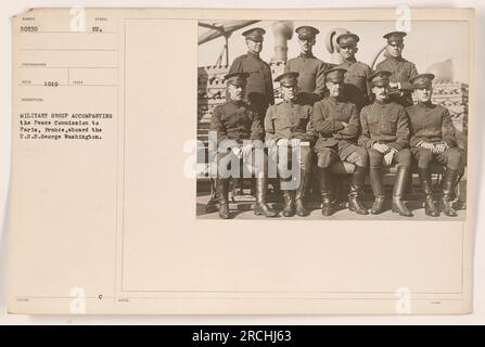 Militärpersonal an Bord der U.S.S. George Washington, Begleitung der Friedenskommission nach Paris, Frankreich, im Jahr 1919. Dieses Foto wurde aufgenommen, um ihre Reise während der Zeit nach dem 1. Weltkrieg zu dokumentieren. Das Schiff spielte eine wichtige Rolle beim Transport der Gruppe für Vertragsverhandlungen. Stockfoto