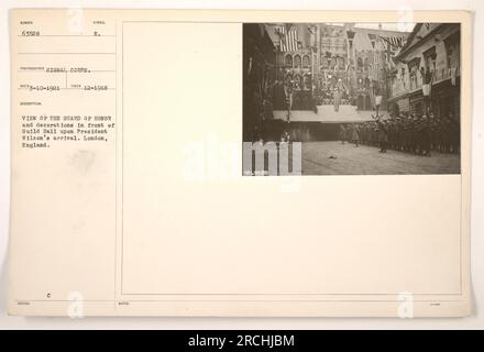 Präsident Wilson wird gesehen, wie er in der Guild Hall in London, England, ankommt. Das Bild zeigt eine Ansicht der Ehrengarde und Dekorationen vor dem Gebäude. Das Foto wurde am 10. März 1921 vom Fotografen des Signalkorps aufgenommen und trägt die Nummer 63528. Es wurde mit dem Symbol C E ausgestellt. Das Bild zeigt die Szene, als Präsident Wilson im Dezember 1918 London besuchte. Stockfoto