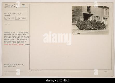 Mitglieder von Kompanie A, 110. Ingenieure, versammeln sich zum ersten Mal seit der Argonne-Schlacht. Sie waren früher Teil der 1. Supply Company von 1. Kansas Engineers, 1. Supply Battalion of Missouri Engineers und der Band of 1. Kansas Infanterie in der 35. Division. Das Foto wurde in Conde en Barrios, Mause, Frankreich aufgenommen. Das Bild wurde vom A.E.F.-Zensor gelöscht, aber das genaue Datum ist unbekannt. Herausgegeben von PE.Mi. EG., mit Anmerkung 25469. Stockfoto