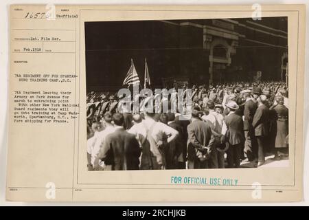 Inoffizielles 7. Regiment der New Yorker Nationalgarde verließ ihre Waffenkammer auf der Park Avenue, um in Camp Wade-Worth, Spartanburg, S.C. zu trainieren, bevor sie im Ersten Weltkrieg nach Frankreich entsandt wurde Stockfoto