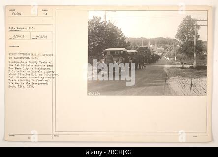 "Hauptquartier-Versorgungszug der 1. Division, angeführt von Colonel Stewart, hält auf dem Lincoln Highway etwa 15 Meilen nordöstlich von Baltimore, während er von New York City nach Washington unterwegs ist, Sergeant Warner hat den Moment am 13. September 1919 festgehalten." Stockfoto