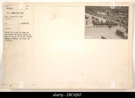 Eine Ehrengarde wird hinter Präsident Wilsons Party gesehen, als sie sich auf den Weg zum Hotel de Ville in Paris, Frankreich, machen. Das Foto wurde am Place de l'Opera aufgenommen und hat die Nummer NIS 62.800. Sergeant Grunelle, S.C. war der Fotograf, und das Bild wurde am angegebenen Datum empfangen und beschrieben. Stockfoto