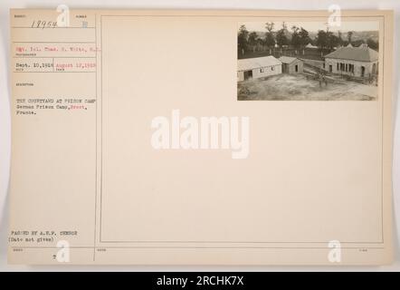 Sgt. 1cl. Kanal H. Weiß vom Signalkorps ist auf diesem Foto vom 10. September 1918 zu sehen. Das Bild zeigt den Innenhof eines deutschen Gefangenenlagers in Brest, Frankreich. Das Foto wurde am 12. August 1918 aufgenommen und vom A.E.F.-Zensor genehmigt. Es werden keine weiteren Details zur Szene angegeben. Stockfoto