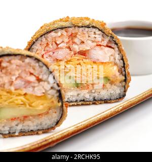 Köstlicher Sushi-Burger mit Shrimps und Reis als japanische Vorspeisen. Sushi mit Meeresfrüchten auf Weiß. Für die Speisekarte des Restaurants. Traditionelles japanisches Sushi Stockfoto