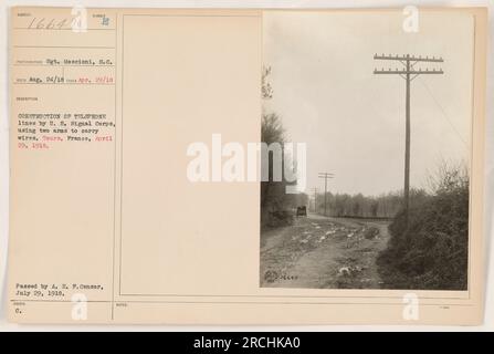 USA Soldaten des Signalkorps bauen Telefonleitungen, indem sie Kabel mit zwei Armen tragen. Dieses Bild, das am 29. April 1918 in Tours, Frankreich, aufgenommen wurde, wurde von Sergeant Moscioni aufgenommen. Sie ging am 24. August 1918 ein und wurde am 29. Juli 1918 von A.E.P Censor verabschiedet. (Bildreferenz: 111-SC-16649, Fotograf: Sgt. Moscioni, S.C.) Stockfoto