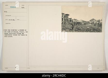 Eine Straße in Mouron, Frankreich, zerstört durch schwere Artillerie im Ersten Weltkrieg. Die Häuser entlang der Straße sind völlig ruiniert. Foto aufgenommen am 12. Mai 1919, vom Fotografen Sumber G-2, mit der Beschreibung '188VED: Dies war früher eine Straße in der Stadt Mouron, Frankreich.' Stockfoto