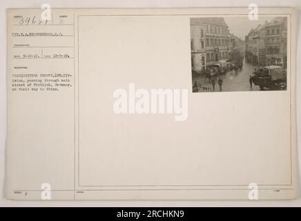 Private E.A. Die Bruderschaft aus South Carolina ist auf diesem Foto zu sehen, das am 5. Dezember 1918 aufgenommen wurde. Das Bild zeigt die Truppen des Hauptquartiers der 1. Division, die auf dem Weg zum Rhein die Hauptstraße von Wittlich durchqueren. Diese Abbildung wurde mit der Referenznummer 3962/111-SC-39621 herausgegeben und mit dem Datum 3-12-19 notiert. Stockfoto