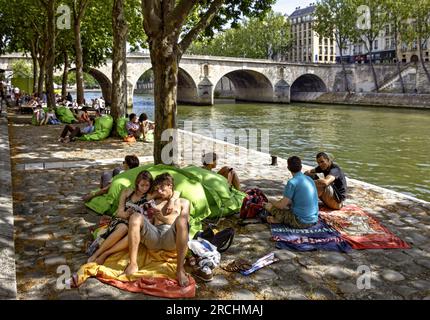 PARIS, PARIS (75) 4TH. BEZIRK. STRÄNDE IN PARIS. INSEL SAINT-LOUIS. PARISER ENTSPANNEN SICH AN DEN KAIS DER SEINE, IN DER NÄHE DER PONT MARIE BRÜCKE Stockfoto
