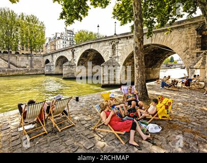 FRANKREICH. PARIS (75) 4TH. BEZIRK. STRÄNDE IN PARIS. INSEL SAINT-LOUIS. PARISER ENTSPANNEN SICH AN DEN KAIS DER SEINE, IN DER NÄHE DER PONT MARIE BRÜCKE Stockfoto