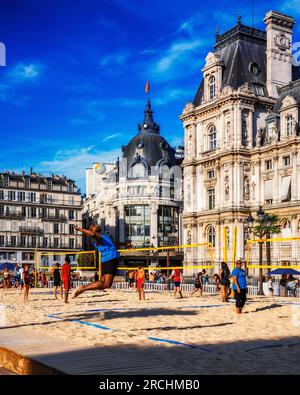 FRANKREICH. PARIS (75) 4TH. BEZIRK. VOLLEYBALLTURNIER IN PARIS-PLAGES 2015. PARVIS DE L'HOTEL DE VILLE. HOTEL DE VILLE BAZAAR STORE NAMENS BHV Stockfoto