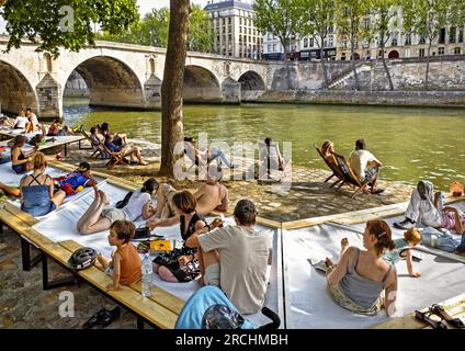 FRANKREICH. PARIS (75) 4TH. BEZIRK. STRÄNDE IN PARIS. INSEL SAINT-LOUIS. PARISER ENTSPANNEN SICH AN DEN KAIS DER SEINE, IN DER NÄHE DER PONT MARIE BRÜCKE Stockfoto