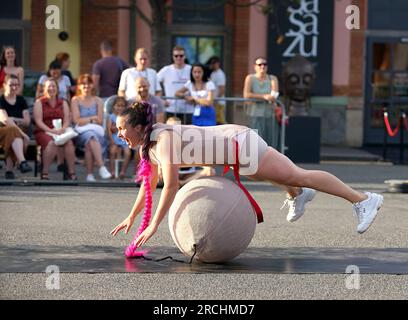 Prag, Tschechische Republik. 14. Juli 2023. Ein akrobat führt am 14. Juli 2023 beim International Street Theatre Festival 15. in Prag, Tschechische Republik, ein Ballonspringen durch. Das einwöchige Festival, bei dem Künstler aus mehreren Ländern auftreten, wird bis Juli 18 in der tschechischen Hauptstadt dauern. Kredit: Dana Kesnerova/Xinhua/Alamy Live News Stockfoto