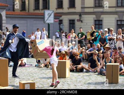 Prag, Tschechische Republik. 14. Juli 2023. Ein Künstler interagiert mit einem Mädchen während des 15. International Street Theatre Festivals in Prag, Tschechische Republik, 14. Juli 2023. Das einwöchige Festival, bei dem Künstler aus mehreren Ländern auftreten, wird bis Juli 18 in der tschechischen Hauptstadt dauern. Kredit: Dana Kesnerova/Xinhua/Alamy Live News Stockfoto