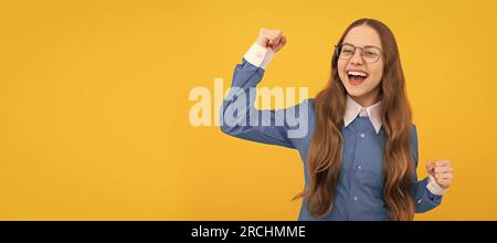 Bildung ist der Schlüssel zum Erfolg. Glücklich Tween Mädchen zeigen siegreiche Geste. Erfolg wird gefeiert. Kindergesicht, horizontales Poster, Teenager-Mädchen isoliert Stockfoto