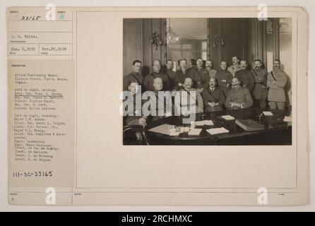 Von links nach rechts sitzende Mitglieder des Allied Purchasing Board: Brig. Gen. Chas. G. Dawes, Generalmajor James G. Harbord, Oberst Charles Payot, Generalmajor R. Ford, General Errico Merrone. Von links nach rechts: Major C. Adens, Lieut. Oberst Harry L. Hodges, Lieut. C.B. Gibson Jr., Major N.L. Craig, Lieut. Oberst Pembroke & Montgomery, Kapitän Fabio Mauroner, Lieut. le Duc de Moschy, Forts. De Henesse, De Wisscq, Lieut. H. de Sieyes. Stockfoto