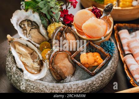 Meeresfrüchte und Rindfleisch für heiße Töpfe. Jakobsmuscheln, Muscheln, Austern, Kaviar und andere Meeresfrüchte-Delikatessen. Stockfoto