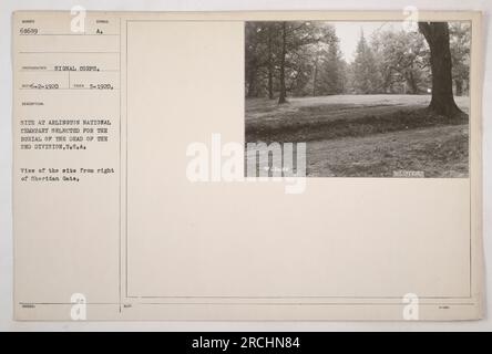 Diese Bildunterschrift beschreibt das Bild von Fotografien amerikanischer Militäraktivitäten während des Ersten Weltkriegs, die vom Signal Corps aufgenommen wurden. Das Bild zeigt den Ort auf dem Arlington National Cemetery, ausgewählt für die Beerdigung der Toten der 2. Division, USA Die Aussicht ist von der rechten Seite des Sheridan-Tors. Das Foto wurde 1920 aufgenommen. Stockfoto