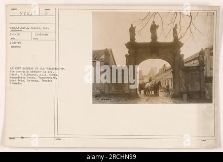 Amerikanischer Offizier, 1. Herr. S.K. Smoots, wird in der Nähe eines alten Tors zum alten Rommersdorf in Deutschland gesehen. Das Foto wurde am 1. März 1919 von 2. LT. Nat. L. Dewell aufgenommen. Dieses Bild stammt aus der Sammlung 48483, mit Begleitnotizen vom 31. Dezember 1918. Stockfoto