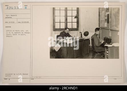 Amerikanische Soldaten, die während des Ersten Weltkriegs Übungen in Tours, Indre et Loire, Frankreich, durchführen. Leutnant J.D.W. Lambert, der für das Büro der Fotoabteilung verantwortlich ist, machte das Foto am 25. November 1918. Er wurde am 7. Januar 1919 vom Zensor der American Expeditionary Forces (AEF) veröffentlicht. Stockfoto