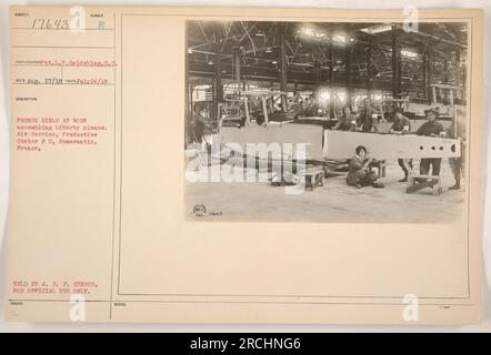 Französische Mädchen, die im Productive Center #2 in Romorantin arbeiten, bauen Liberty-Flugzeuge für den Air Service während des Ersten Weltkriegs. Dieses Foto wurde am 24. Juli 1918 von Pvt. L.P. aufgenommen Goldshlag und wird von der A.B.F. gehalten Zensor nur zur offiziellen Verwendung. Stockfoto