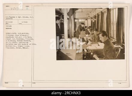 Das Bild zeigt eine Gruppe von Soldaten der 55. Service Co., Signal Corps bei der S.C. Fotolabor in Vincennes, seine, Frankreich. Die Männer wurden als Außendienstmitarbeiter K.B. identifiziert Watkins, Gefreiter Leon Allen, M.L. Spafford, C.W. Reid, MORGEN FRÜH Und Milton Mishkin sowie Chauffeur G.C. Phillips. Das Foto wurde am 1. Juli 1919 in Anwesenheit von Lieutenant Ruggles und Sergeant Brooks aufgenommen. Stockfoto