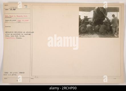 Bildunterschrift: Mechaniker reparieren ein Flugzeug in Dogneville, Frankreich, nach einem Unfall bei der Landung. Auf dem Foto sehen Sie Mitglieder der 99. Aero-Staffel der First Army der Vereinigten Staaten. Das Geschwader flog taktische Aufklärungsmissionen über den Sektor des V-Korps im Ersten Weltkrieg Das Datum des Bildes ist unbekannt. Stockfoto