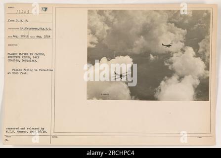 Flugzeuge fliegen in Formation am Gerstner Field in Lake Charles, Louisiana. Das Foto wurde am 3. August 1918 von LT. Erickson vom Signalkorps aufgenommen. Die Flugzeuge fliegen in einer Höhe von 5000 Fuß inmitten von Wolken. Das Foto wurde zensiert und vom M.I.D. veröffentlicht Zensor am 16. September 1918, ausgestellt unter der Bezeichnung 16603. Stockfoto