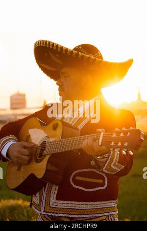 Der mexikanische Musiker Mariachi spielt Gitarre auf einer Stadtstraße. Stockfoto