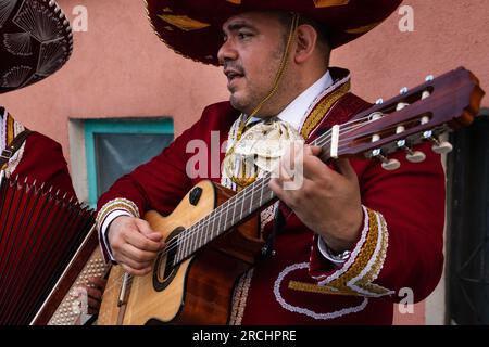 Der mexikanische Musiker Mariachi spielt Gitarre auf einer Stadtstraße. Stockfoto