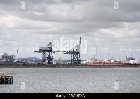 Der Blick von Paddy's Hole auf das Redcar Bulk Terminal und seine schienenmontierten Portalkräne, South Gare, North Yorkshire, Großbritannien Stockfoto