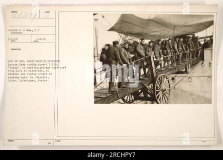 Männer des 2. Heavy Mobile Ordnance Repair Shop, die an Bord der USS Euron in St. Nazaire, Frankreich. Eine Leinwand wurde vom Schiff zum Lagerhaus gezogen, um die Männer vor Regen zu schützen. Das Foto wurde von S.C. aufgenommen Joseph L. Liles am 1. März 1919. Stockfoto