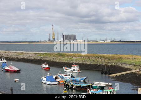 Der Blick von Paddy's Hole auf das Kernkraftwerk Hartlepool und den riesigen Kran des Offshore-Stützschiffs für die Windkraftindustrie, Vo Stockfoto