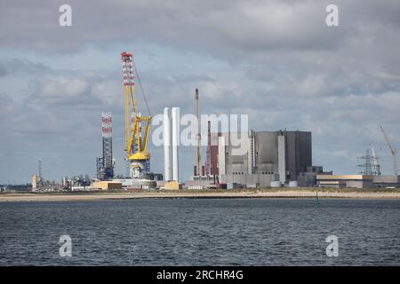 Das Kernkraftwerk Hartlepool Advanced Gas gekühlter Reaktor, das vom Kran des derzeit eingesetzten Offshore-Hilfsschiffs Voltaire in den Schatten gestellt wird Stockfoto