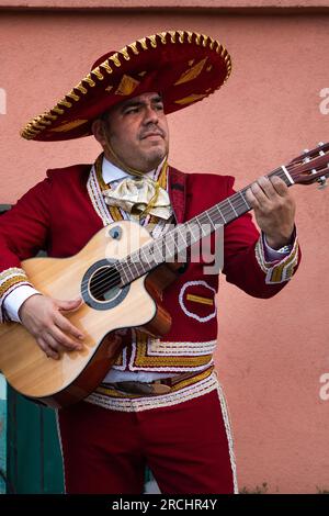 Der mexikanische Musiker Mariachi spielt Gitarre auf einer Stadtstraße. Stockfoto