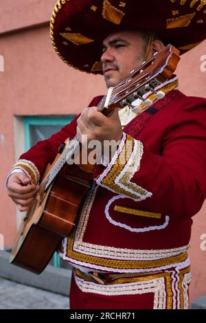 Der mexikanische Musiker Mariachi spielt Gitarre auf einer Stadtstraße. Stockfoto