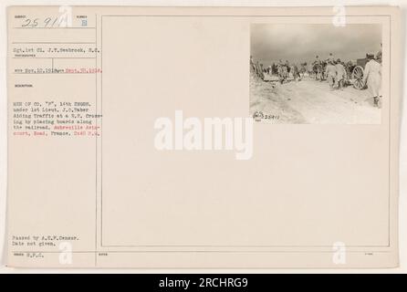 Männer von Kompanie P, 14. Ingenieure, angeführt von 1. Leutnant J.O. Taber, helfen Sie beim Verkehrsmanagement an einem Bahnübergang in der Aubrecille Avincourt Road, Frankreich während des 1. Weltkriegs. Man sieht, wie sie Bretter entlang der Eisenbahnstrecke platzieren, um die Sicherheit zu gewährleisten. Foto genehmigt von A.E.P. Zensor, genaues Datum nicht angegeben. Stockfoto