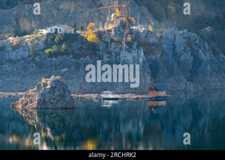 Fischfarm auf einem Bergsee im Herbst Stockfoto