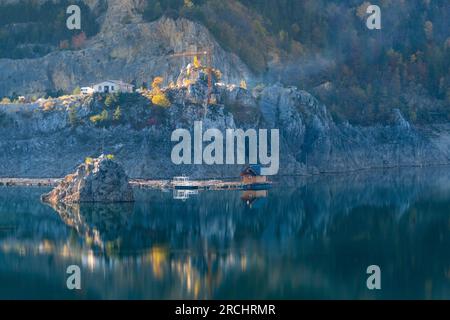 Fischfarm auf einem Bergsee im Herbst Stockfoto