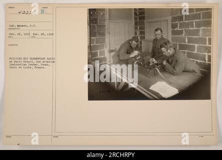 Das Bild zeigt Sergeant Monsen an der Radio School in Tours, Frankreich, während des Ersten Weltkriegs. Das Foto wurde am 26. November 1918 aufgenommen. Sgt. Monsen ist im Gebäude E15 zu sehen, das ist der Grundfunklehrraum des 2. Aviation Instruction Center. Das Bild ist Teil der Serie 40214. Stockfoto