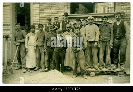 Eine originelle und klare französische Postkarte aus den 1920er Jahren mit einer Gruppe von Bauunternehmern und Maurern, einer der Männer heißt Pacha. Viele Charaktere, Frankreich. Stockfoto